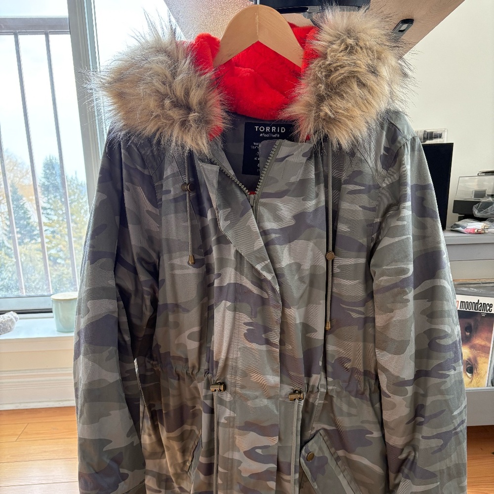 NWT Torrid Camo Twill Fur Trim Parka – Size 2 (Plus)